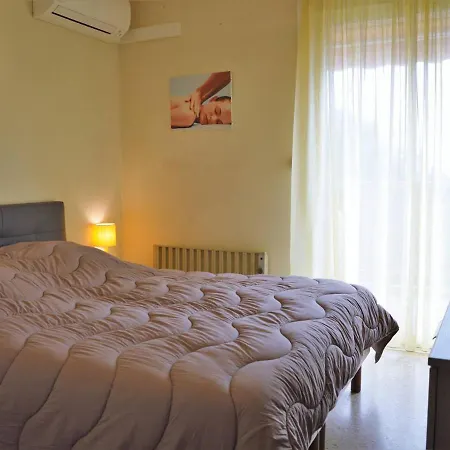 T2 Avec Terrasse Sud, Climatise, A Proximite - - Fr-1-251-295